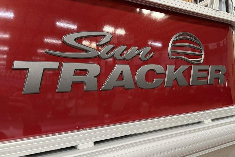 2026 Sun Tracker Bass Buggy 18 DLX logo on red background.