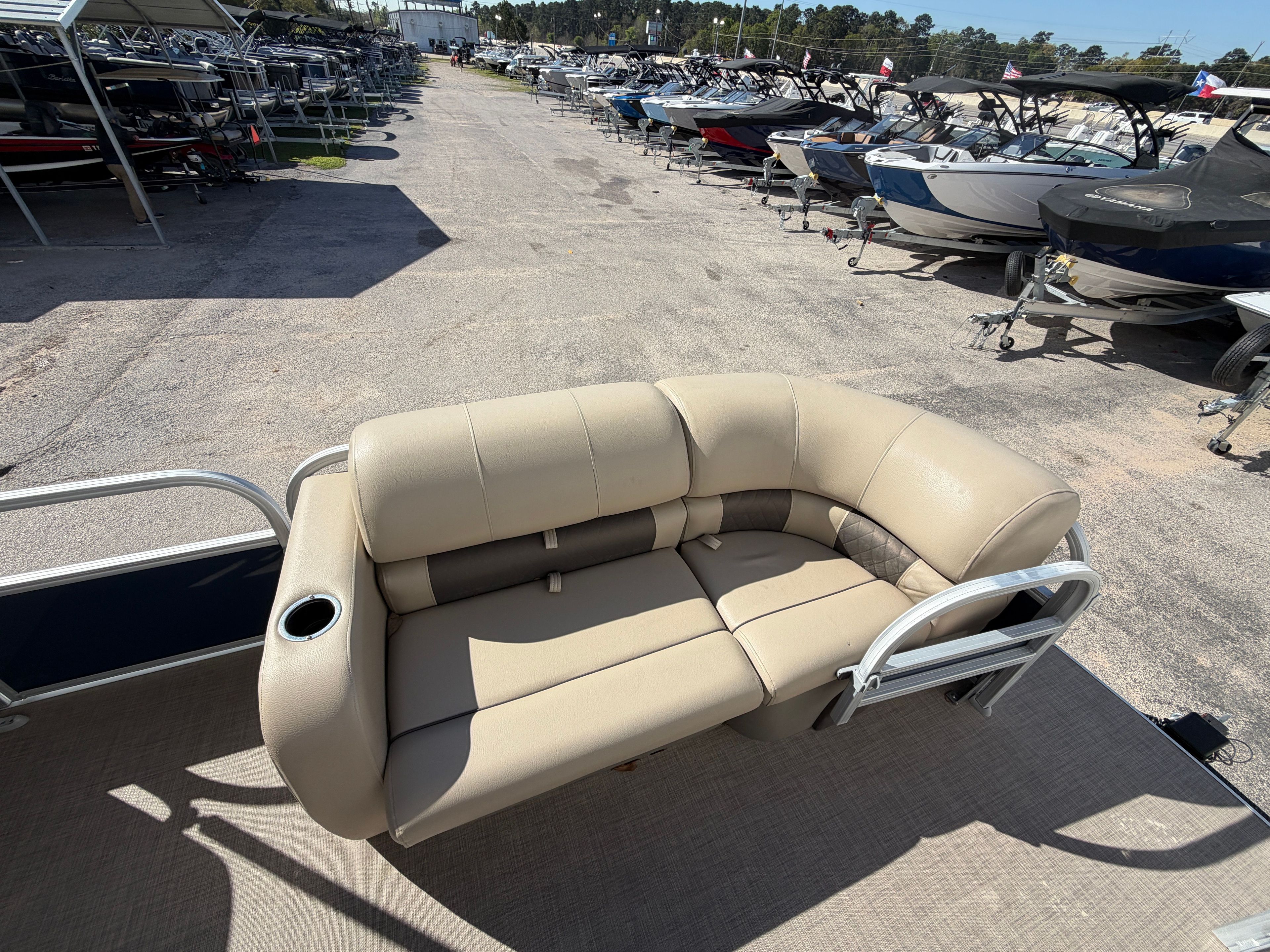 2022 SUN TRACKER SPORTFISH 22 DLX - Image 8