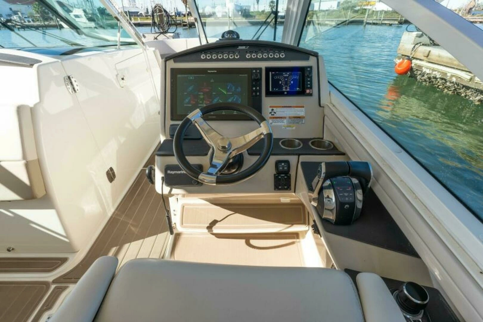 2017 Boston Whaler 320 Vantage - Image 6
