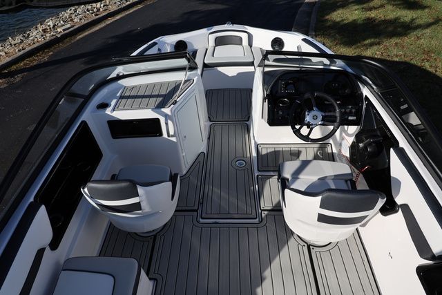 2026 Yamaha Boats 195 S BOTH COLOR AVAILABLE - 13