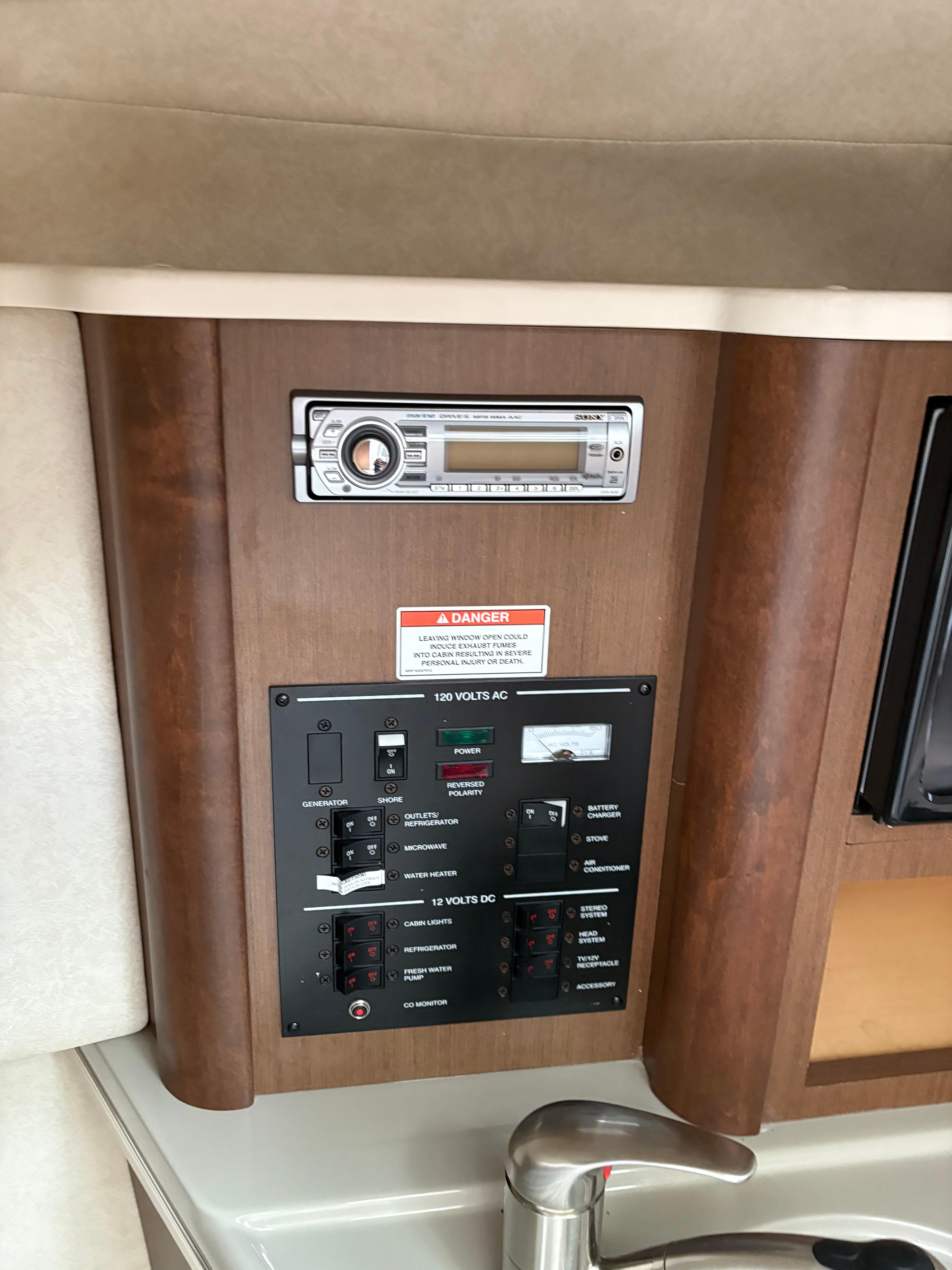 2013 Sea Ray 240 Sundancer - 11