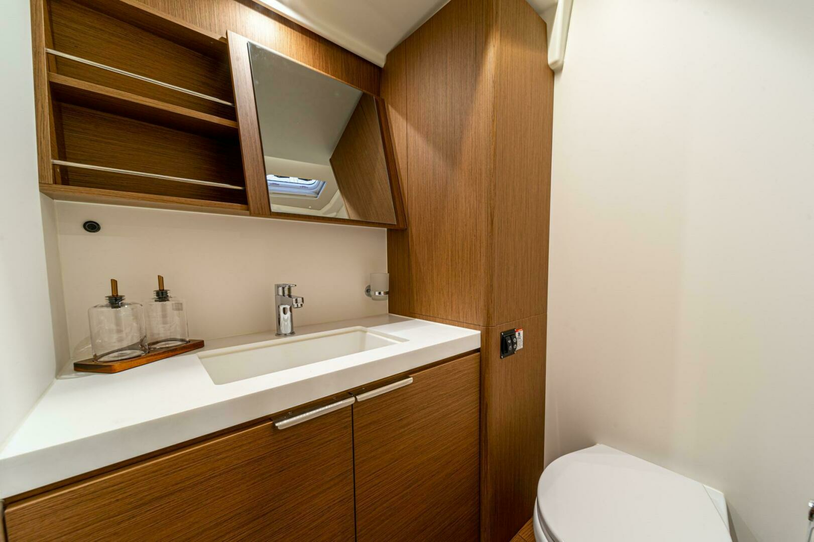 2026 Beneteau Oceanis Yacht 54 - Image 17