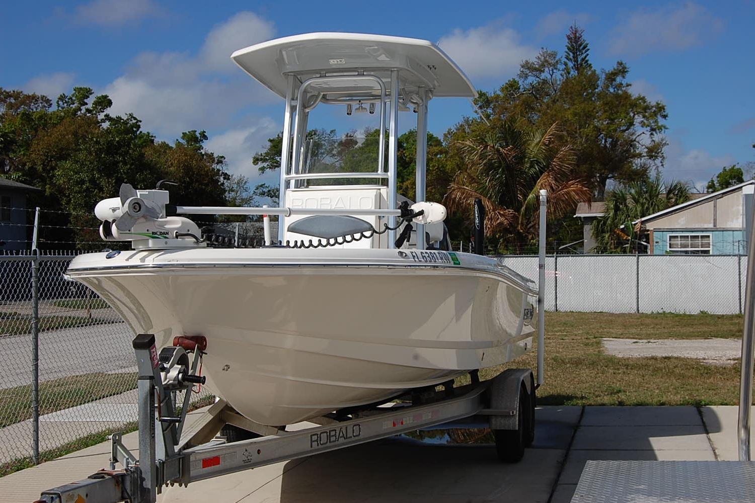 2019 Robalo 226 Cayman