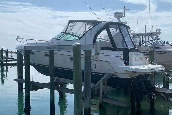 2003 Cruisers Yachts 3372 Express