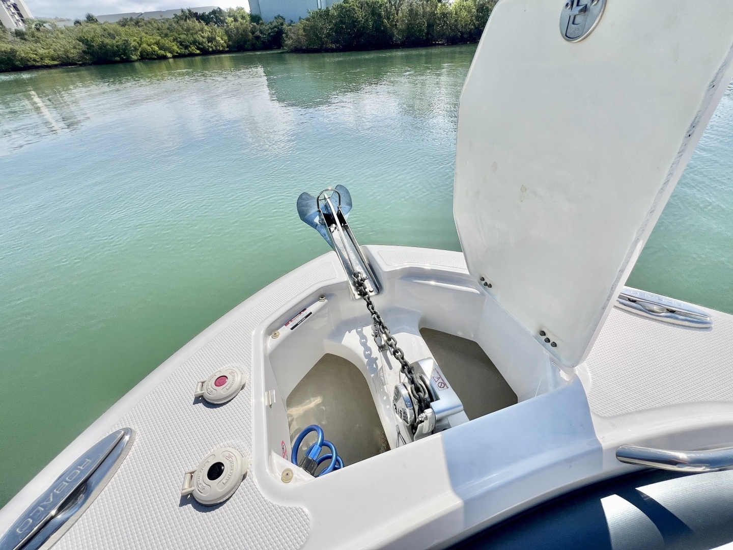 2021 Robalo R242 Explorer - Image 27