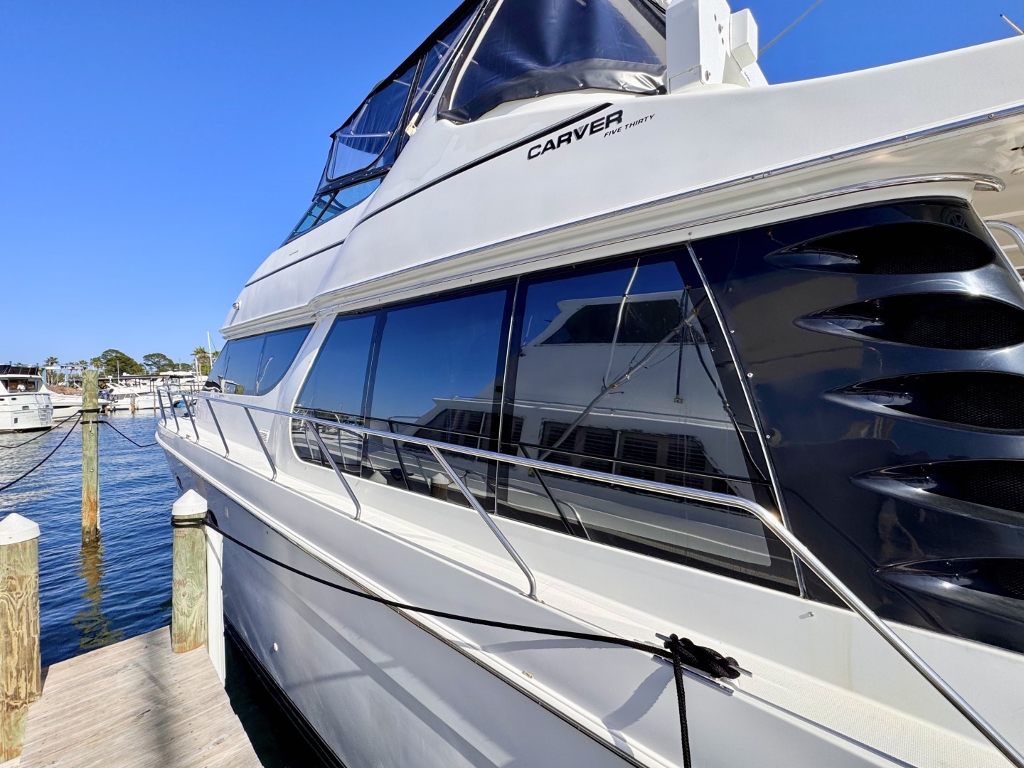 1998 Carver Voyager 530 - Image 21