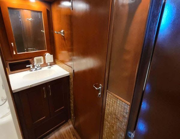 1995 Hatteras 39 Convertible - 20
