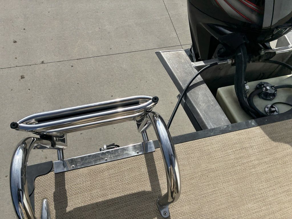 2015 Larson Escape 2200 RT - 28