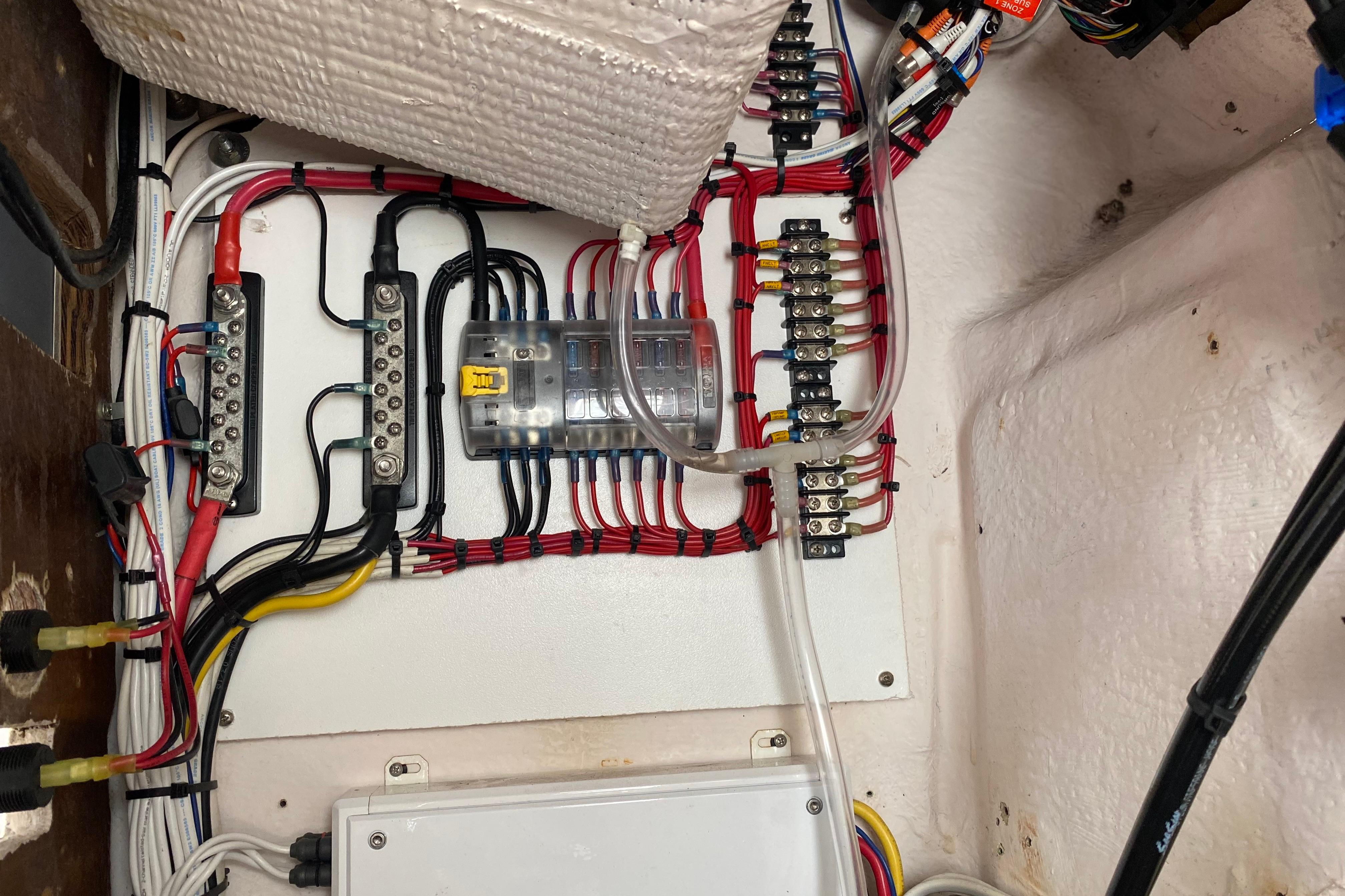Electrical wiring setup in a 2004 Grady-White Canyon 283 boat, showcasing organized connections.