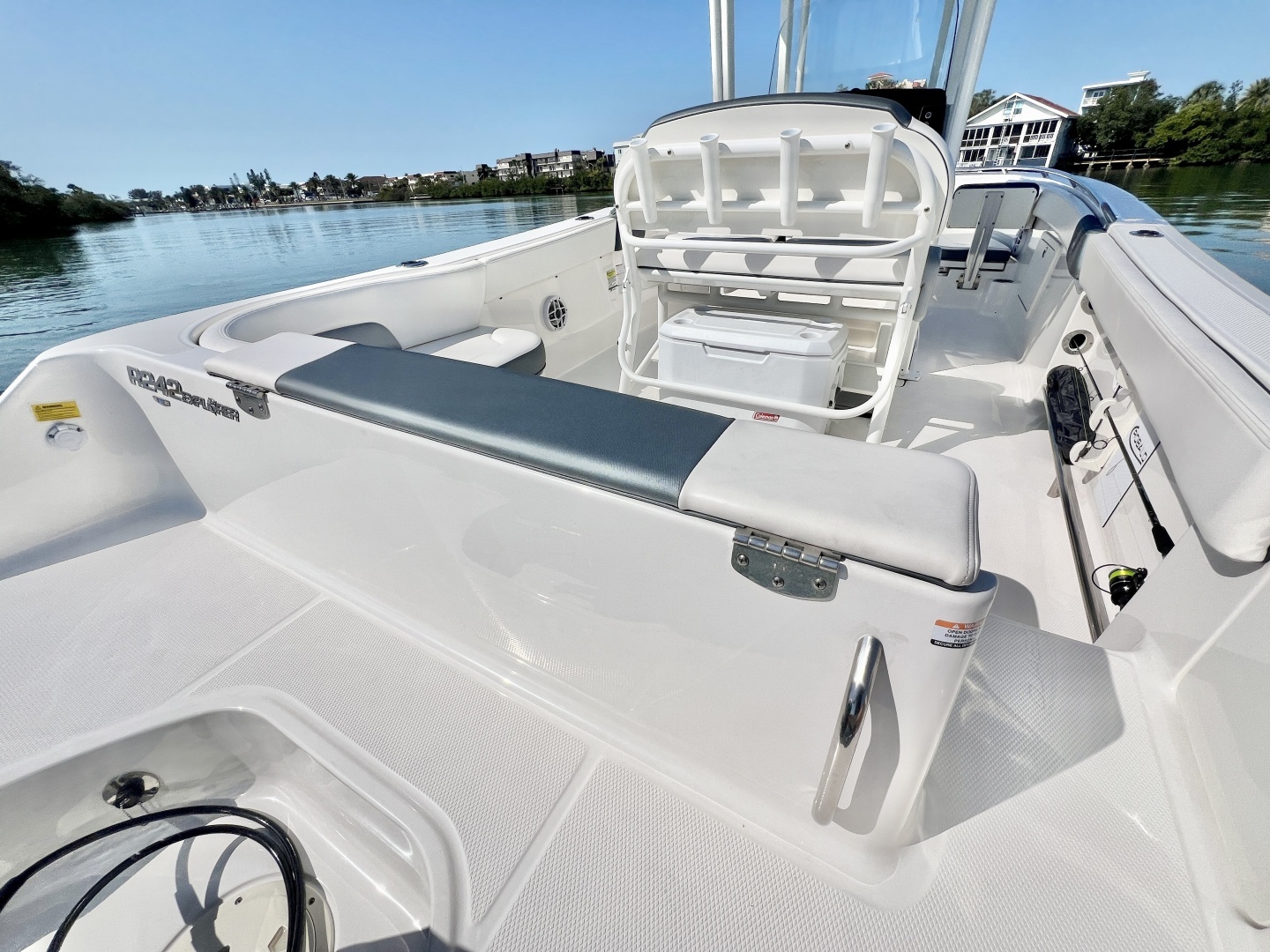 2021 Robalo R242 Explorer - Image 11