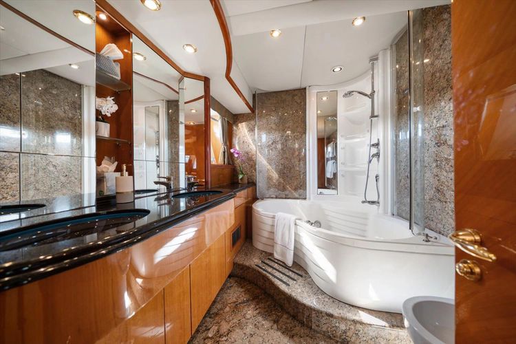 2005 Sunseeker 82 Yacht - Image 25
