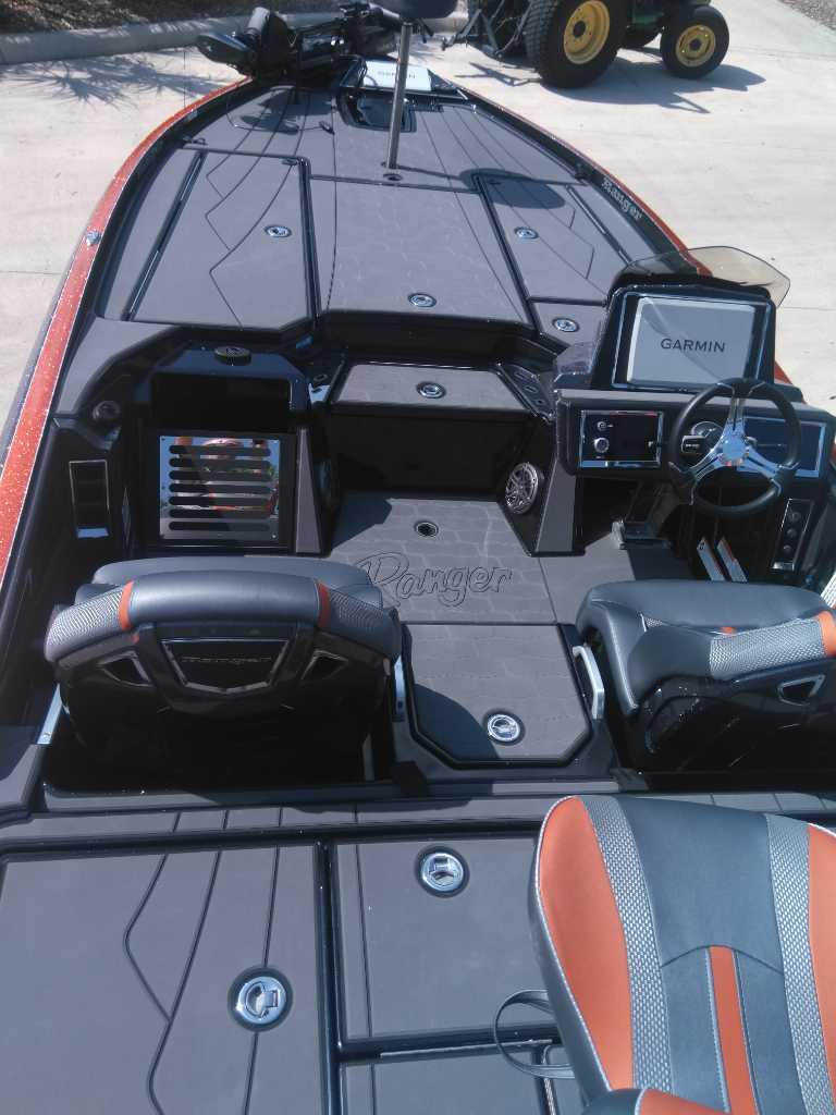 2025 Ranger Z520R Cup-Equipped boat interior with Garmin system and sleek seating.