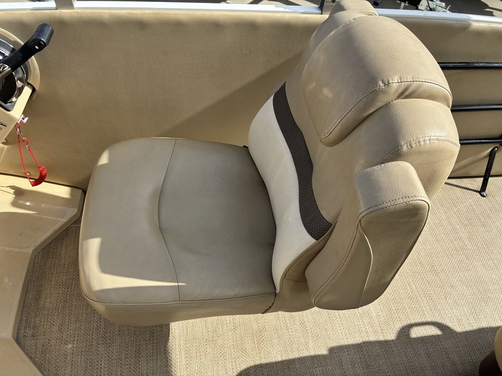 2015 Larson Escape 2200 RT - 19