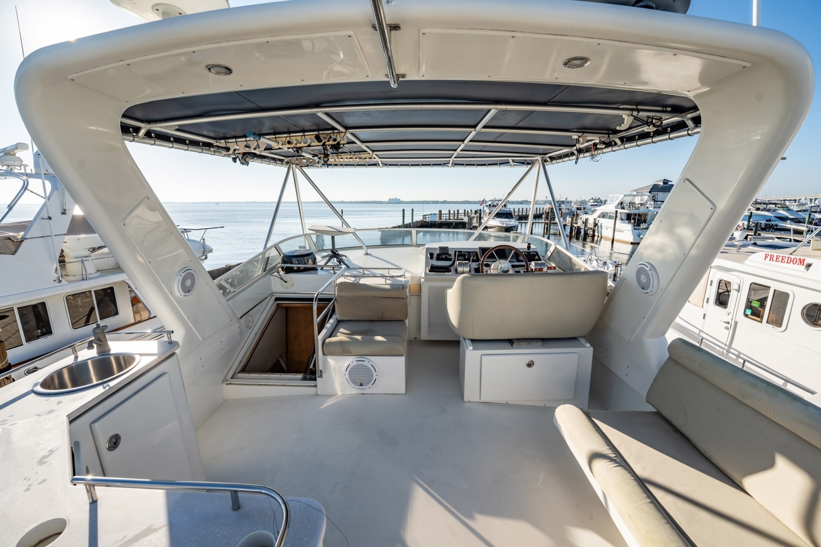 2004 Navigator 5700 Rival Pilothouse - Image 10
