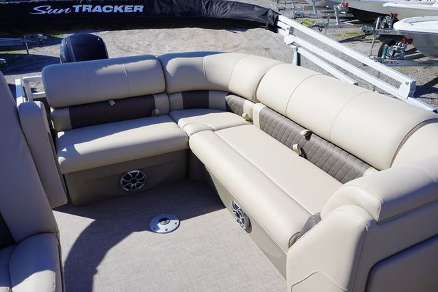 2025 Sun Tracker 20 Party Barge - 9