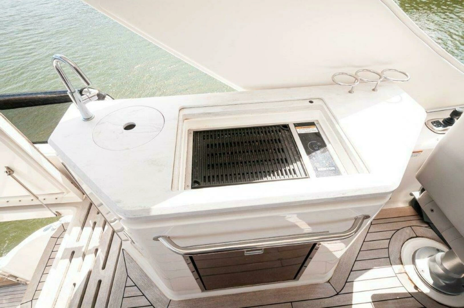 2018 Sea Ray L550 Flybridge - Image 37