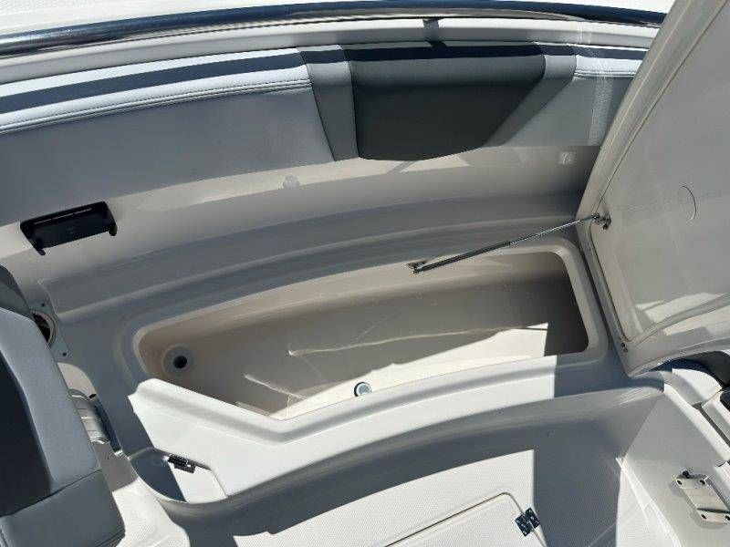 2026 Robalo R300 Center Console - 10