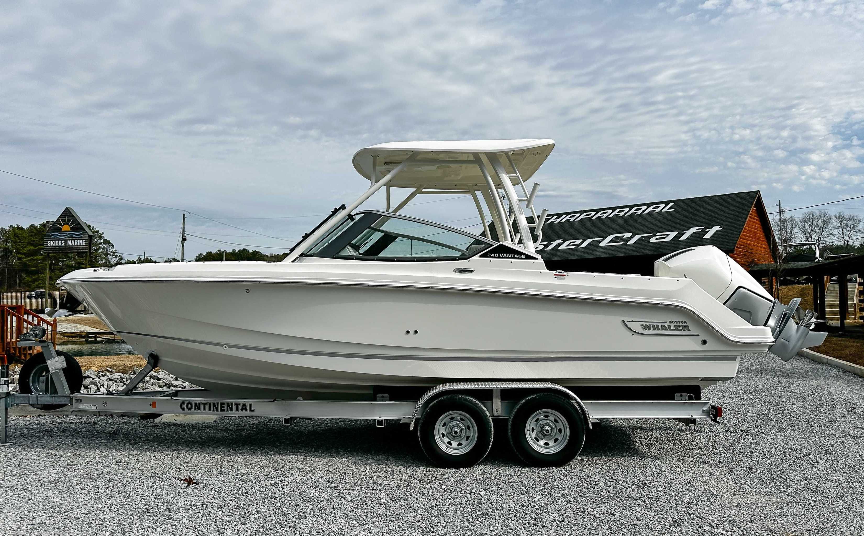 2025 Boston Whaler 240 Vantage