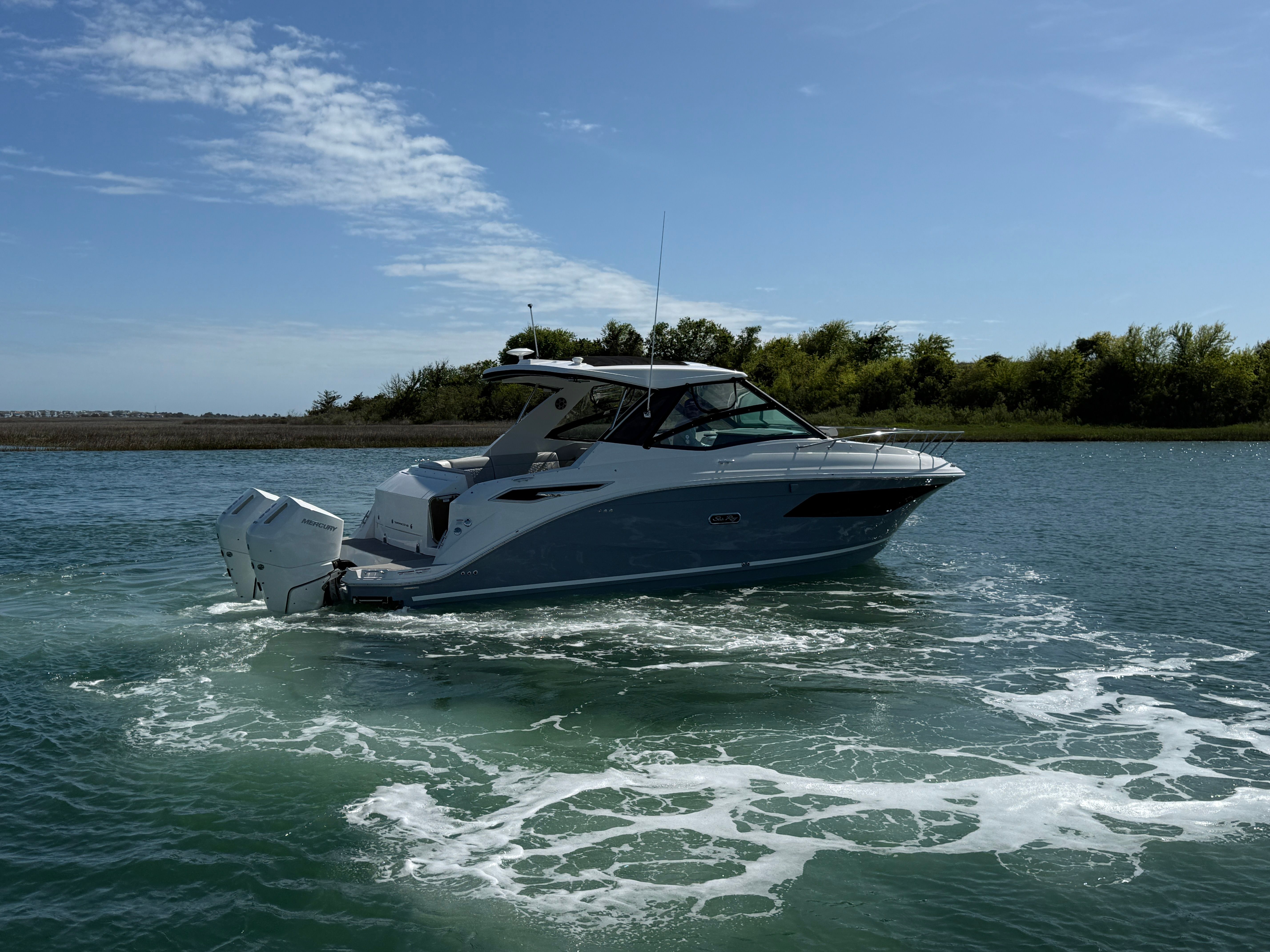 2026 Sea Ray Sundancer 320 Outboard
