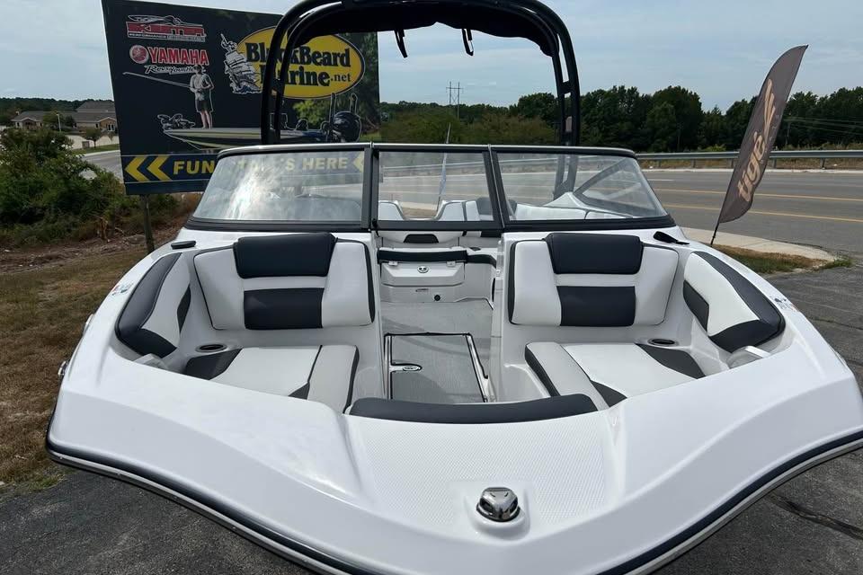 2026 Yamaha Boats AR195 with sleek design and spacious seating, displayed outdoors.