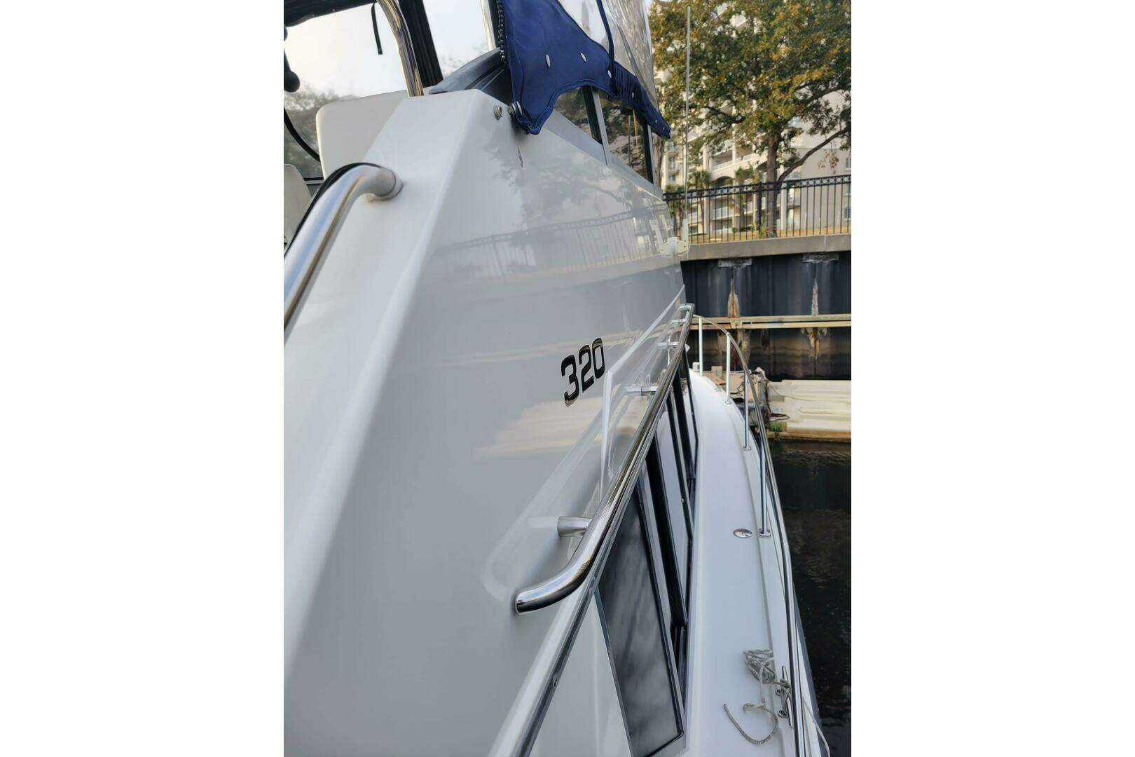 1996 Carver 320 Voyager - Image 7