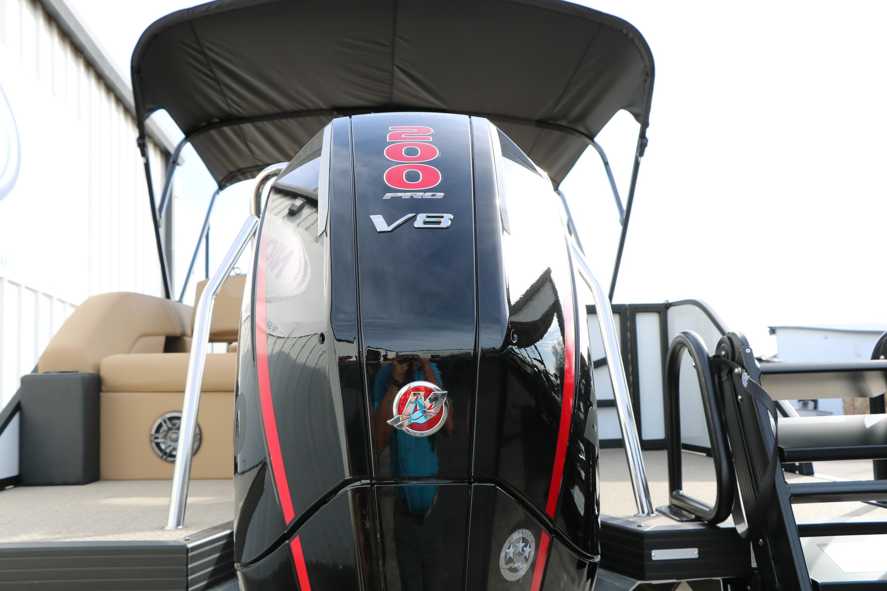 Evotti 523CS 2026 boat with powerful 200 Pro V8 engine, sleek design.