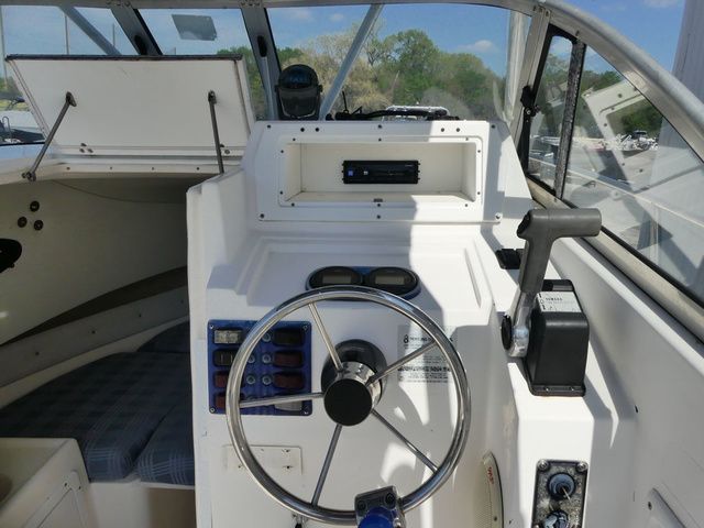 2001 Cobia 230 Walkaround - 20