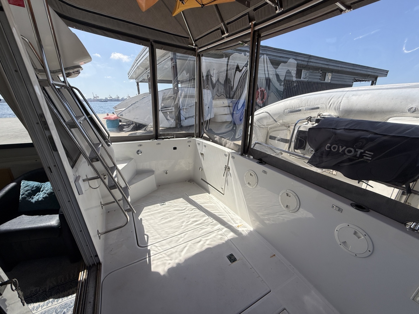 1996 Carver 370 Voyager - Image 25