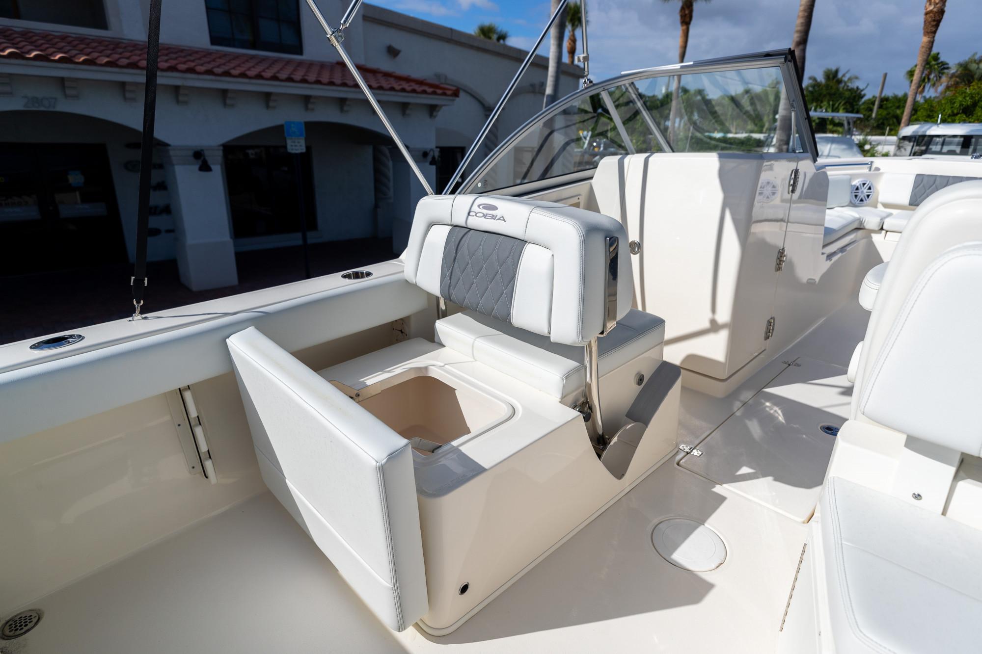 2024 Cobia 220 Dual Console - 19