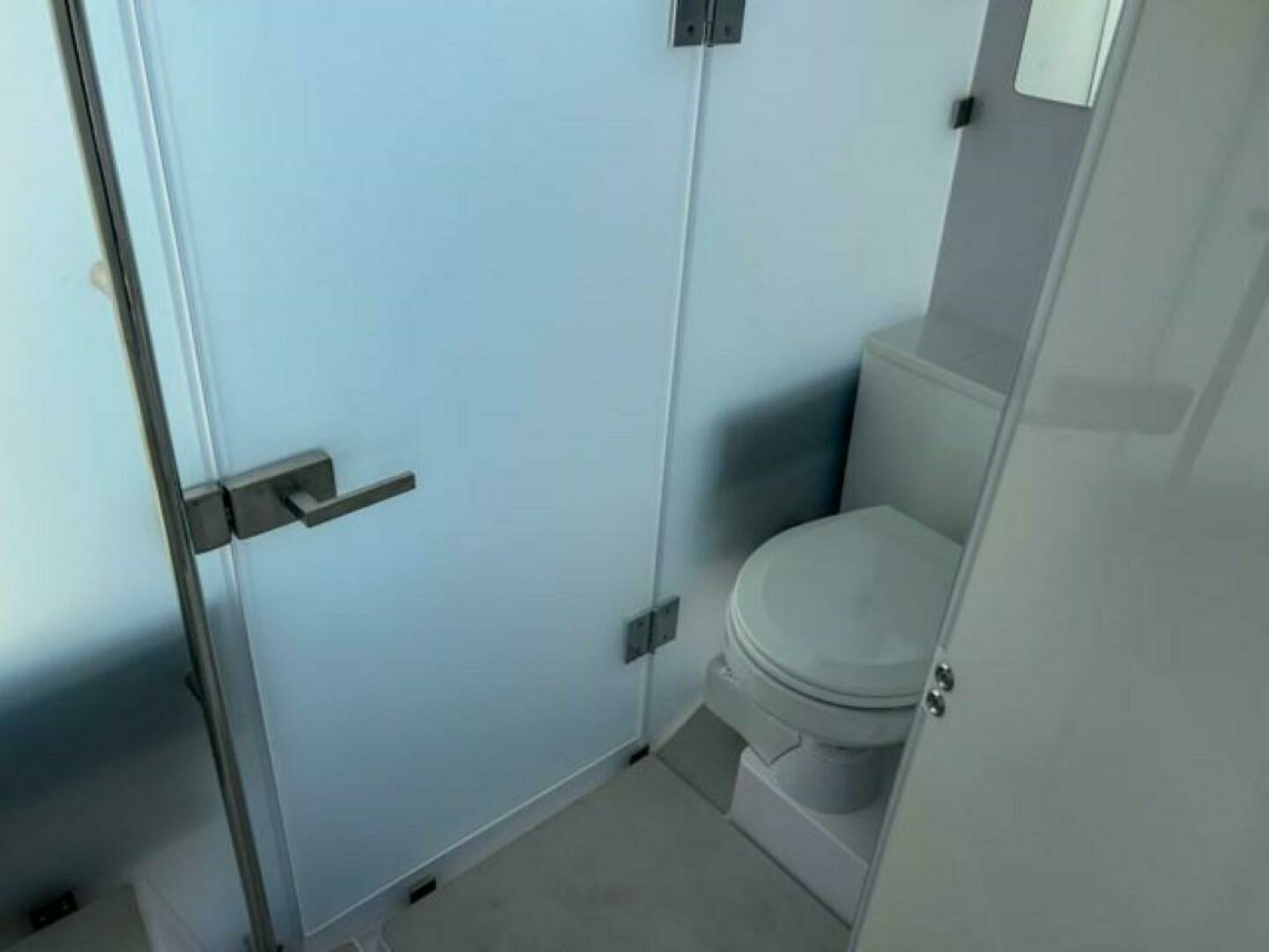 2024 Axopar 37XC CROSS CABIN - Image 16