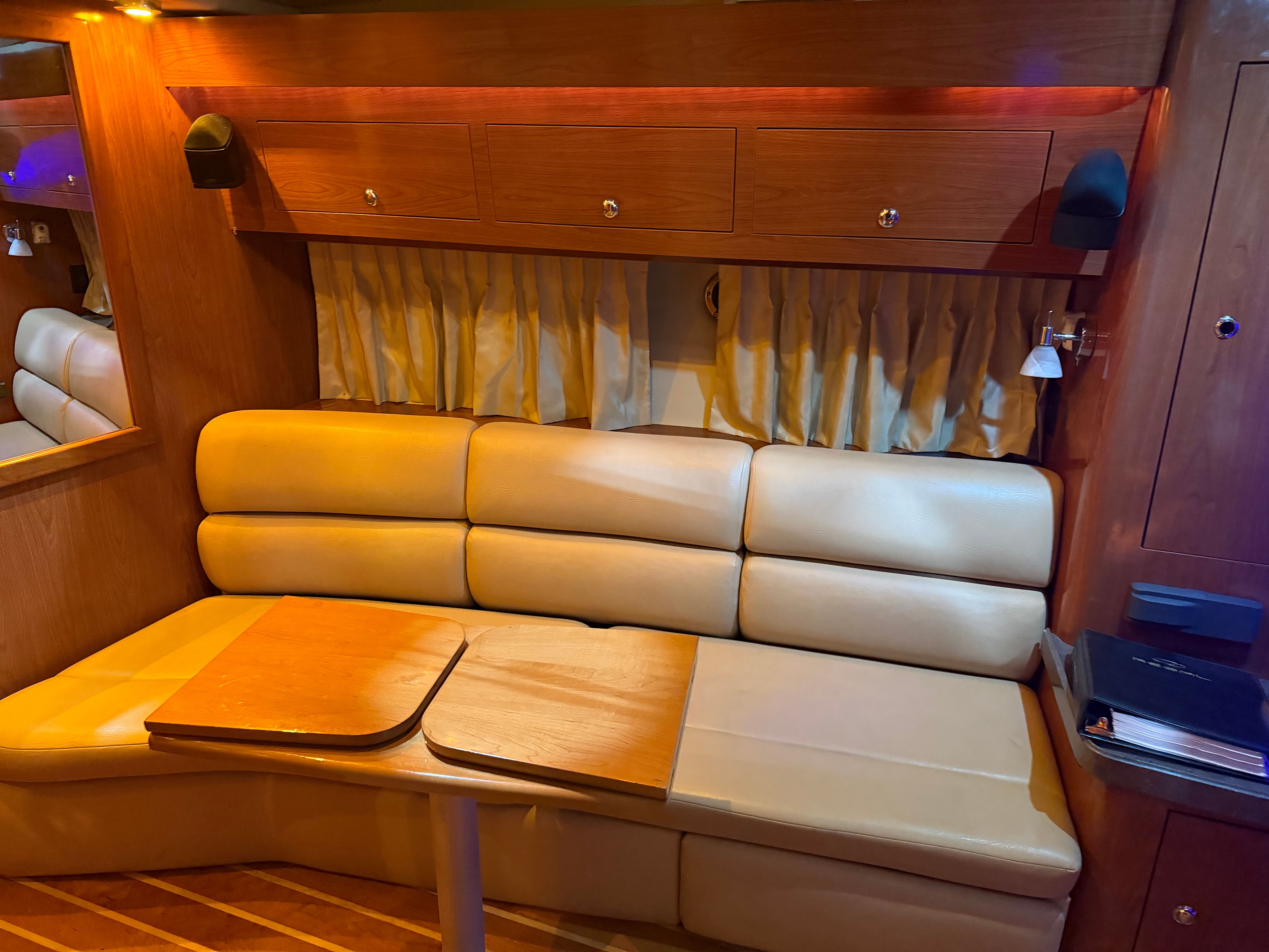 2010 Regal 3760 Commodore - 28
