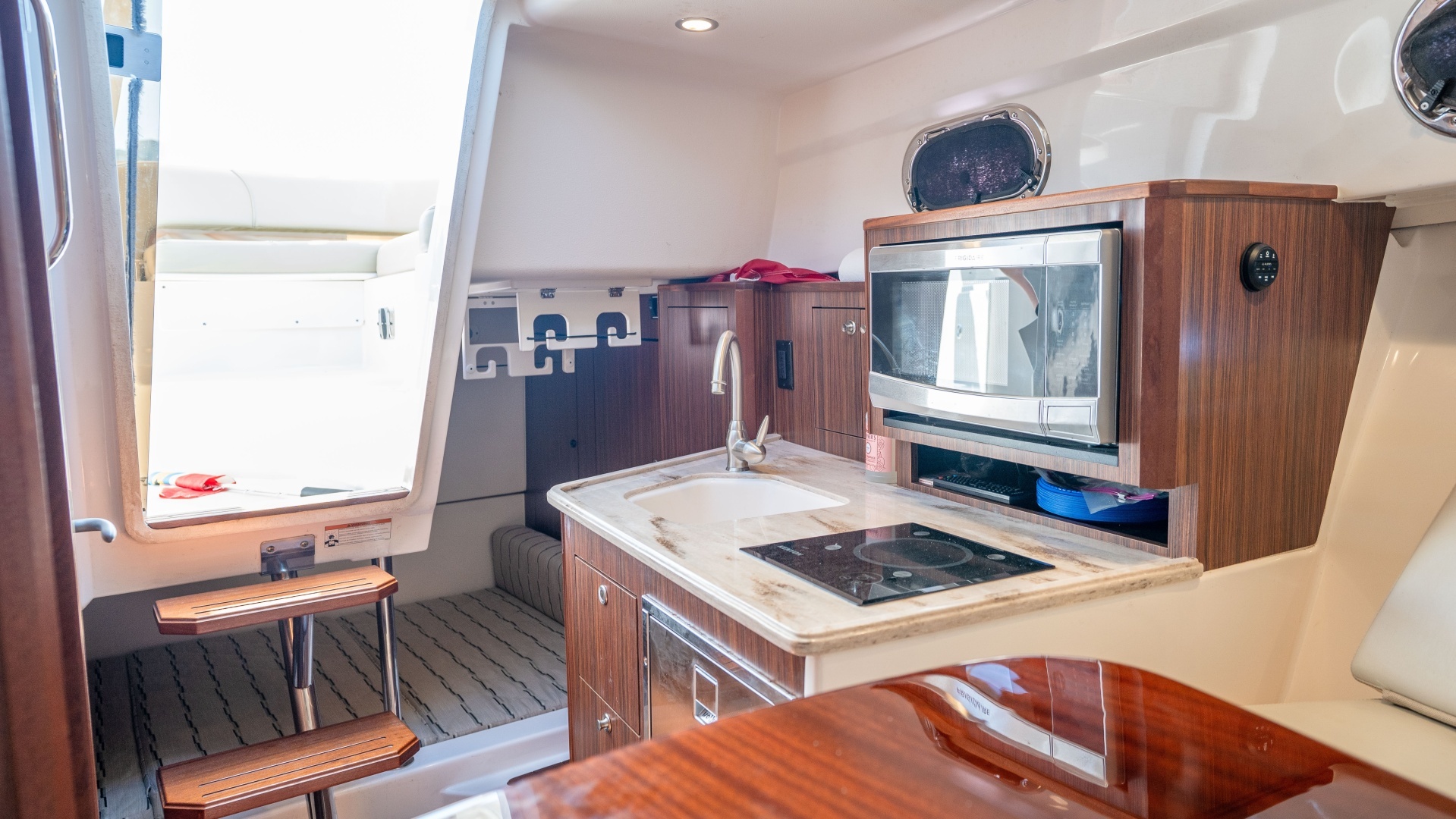 2018 Pursuit 325 OS - Image 28