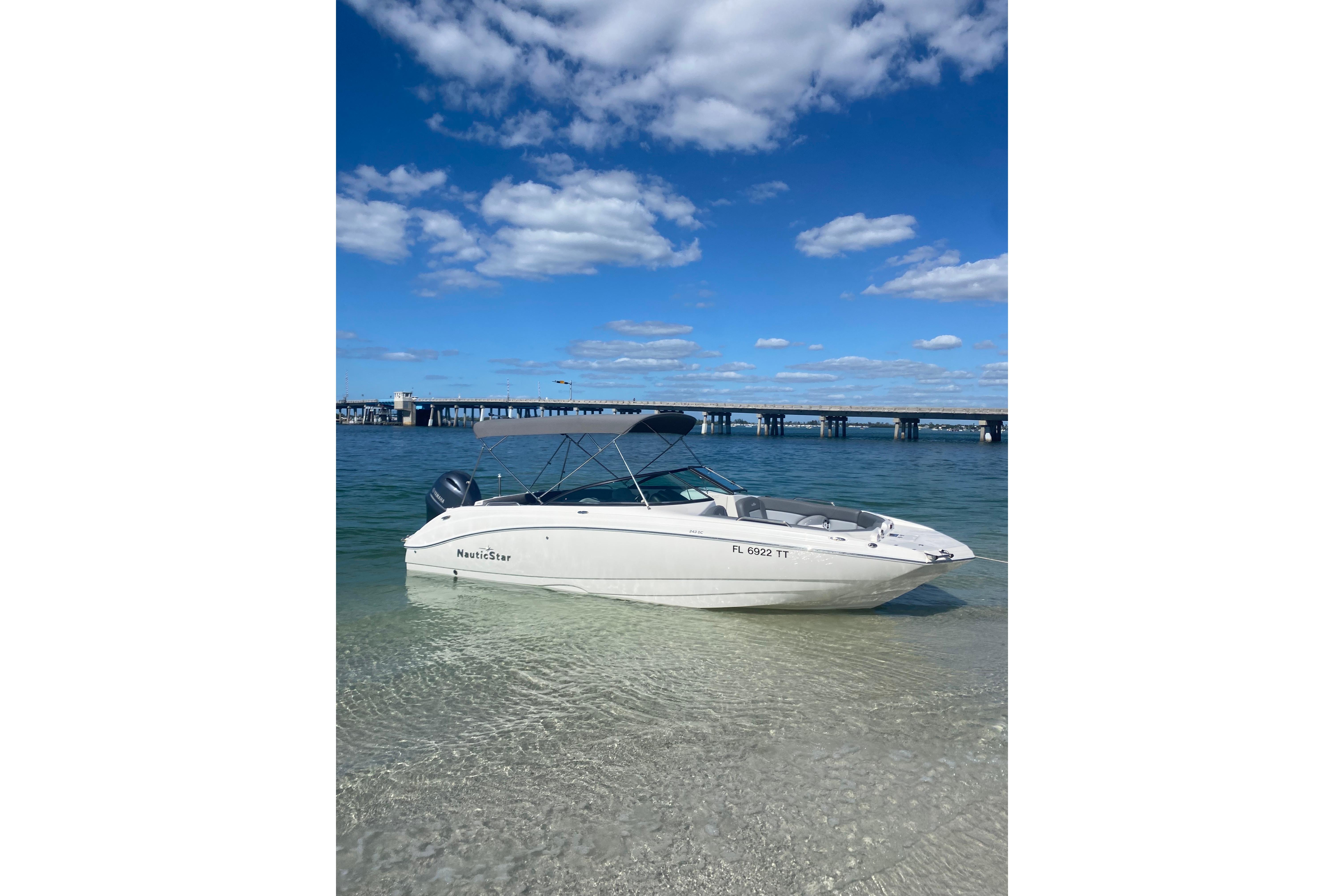 2023 NauticStar 243 DC