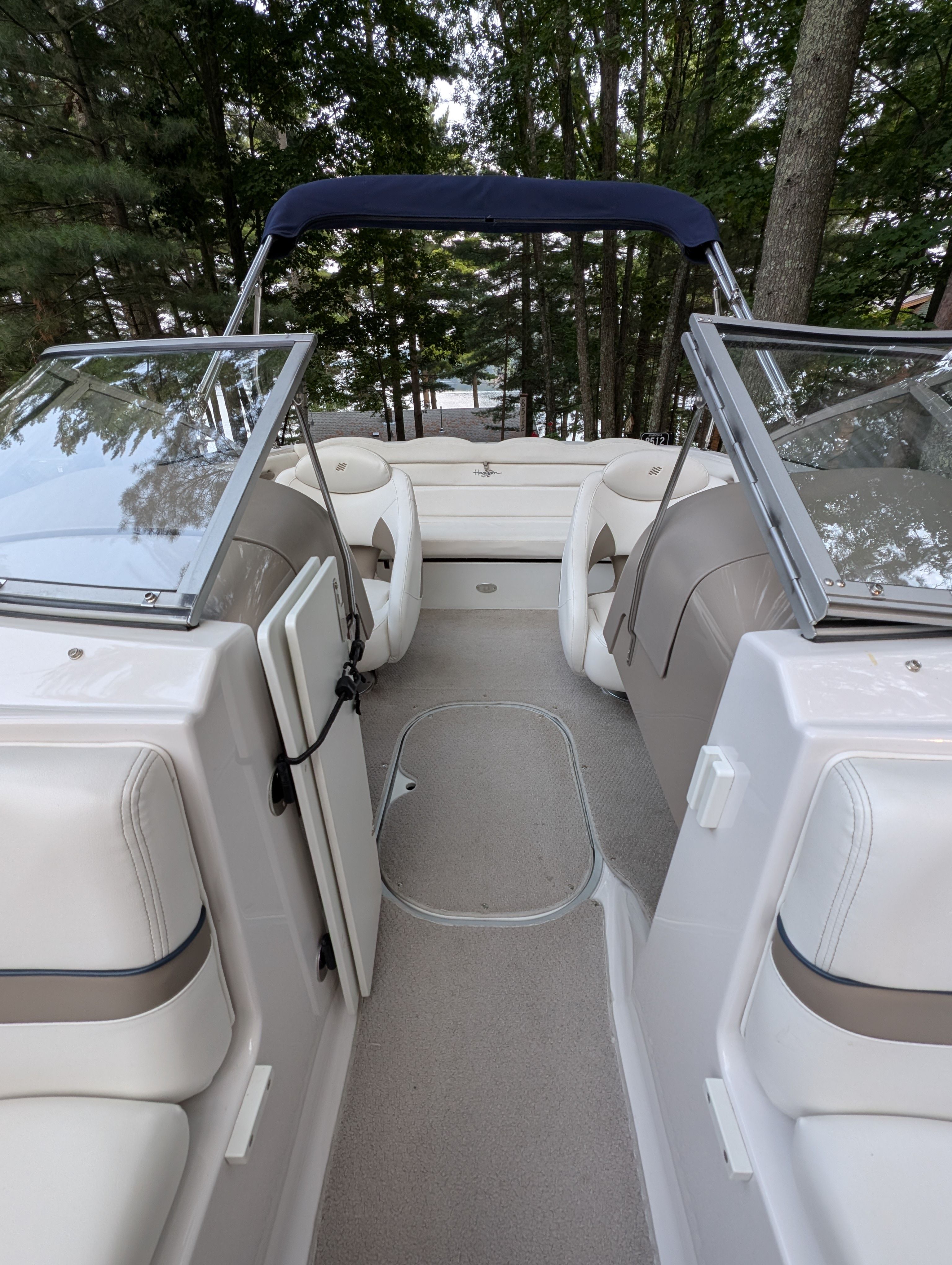 2004 Four Winns 190 Horizon with open cockpit and comfortable seating.