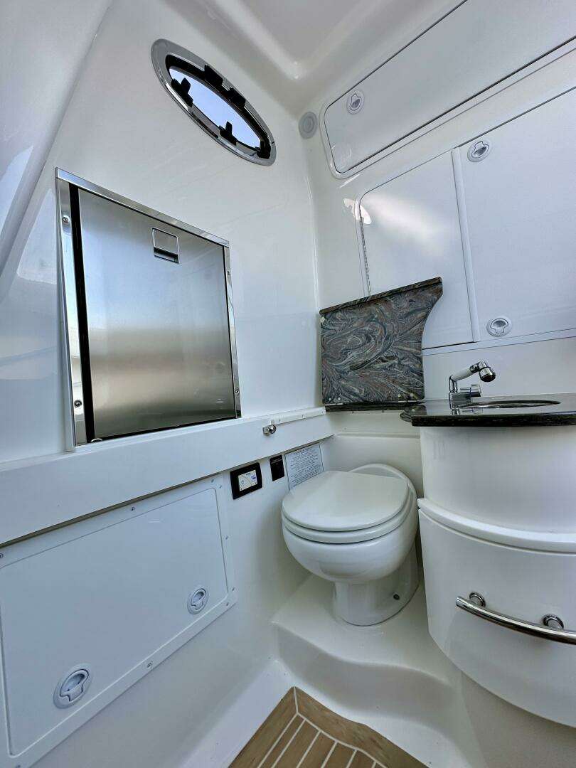 2021 Regulator 34SS - Image 30