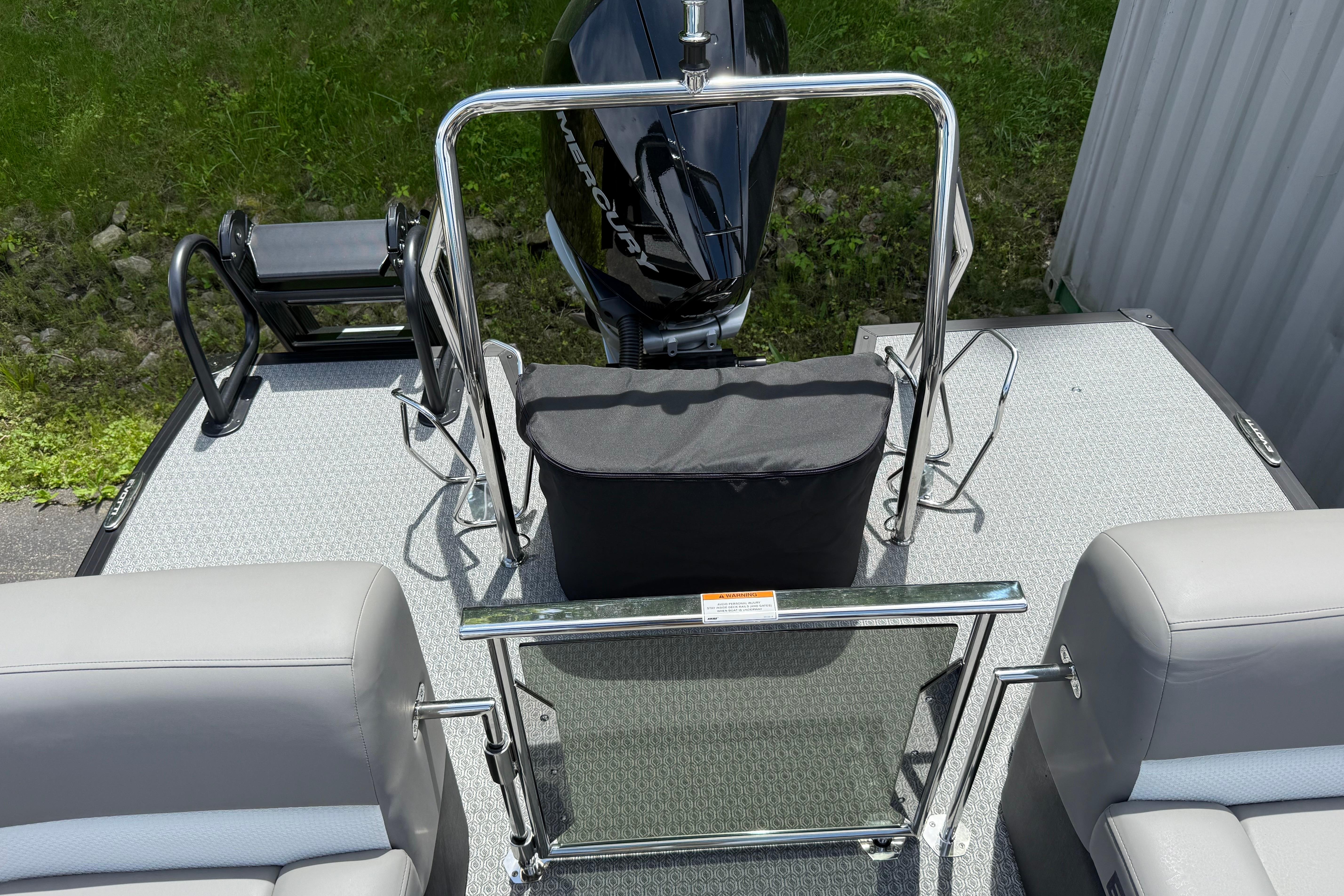 Evotti 723QL 2026 boat deck with seating and motor, featuring sleek design elements.