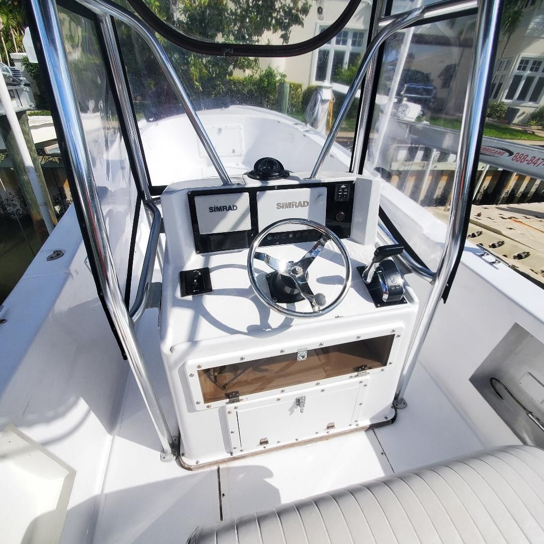 1981 MASTER MARINE Center Console with Simrad controls.