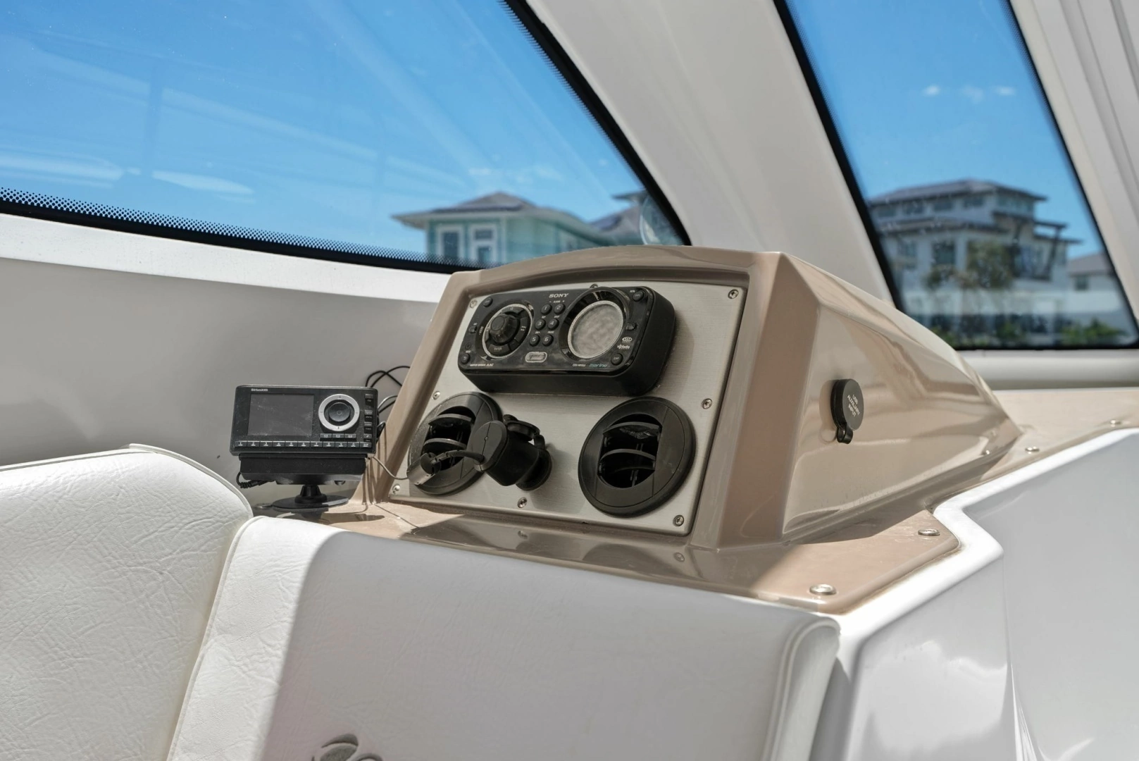 2012 Cruisers Yachts 540 Coupe - Image 14