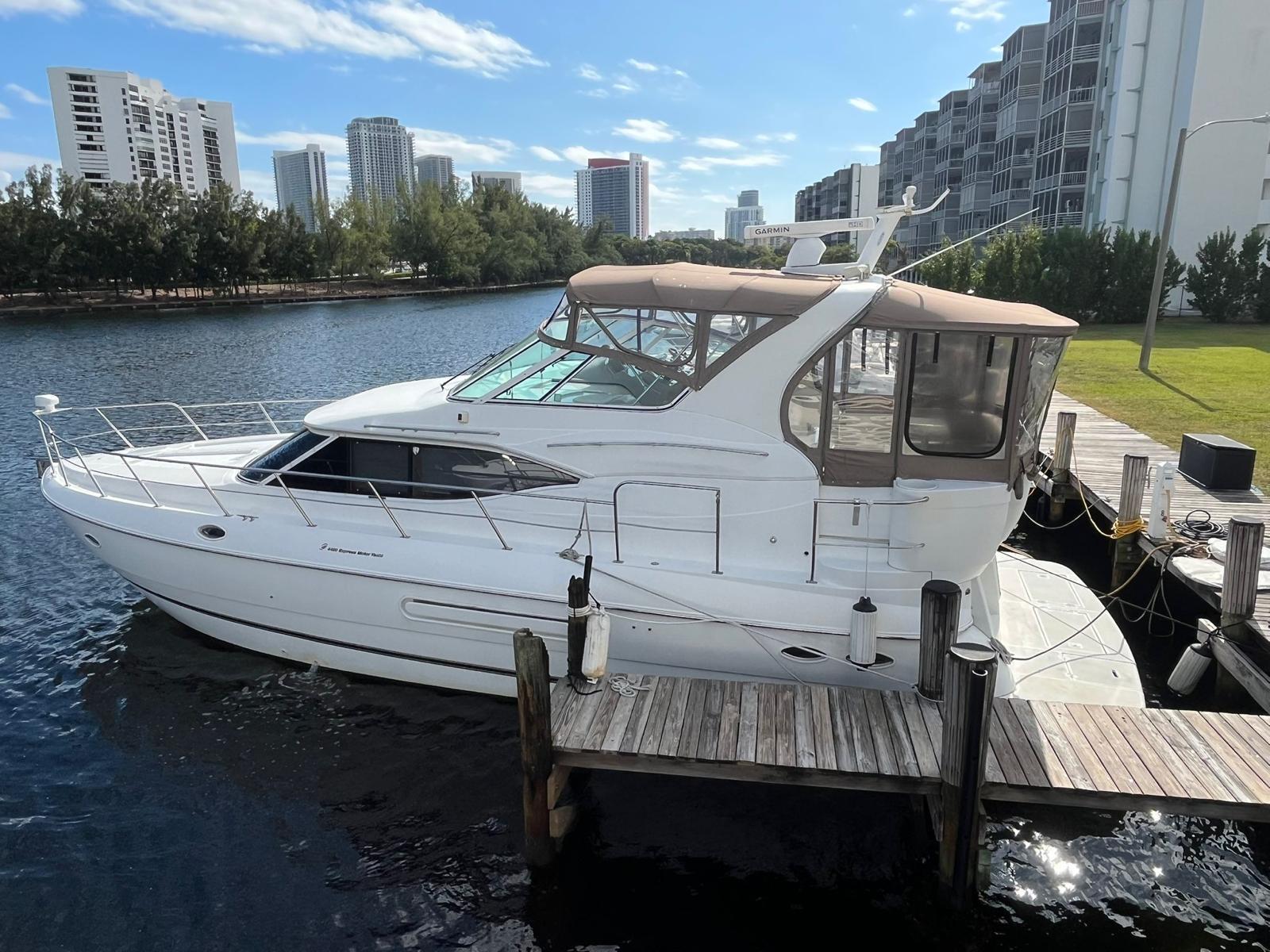 2001 Cruisers Yachts 4450 Express Motoryacht