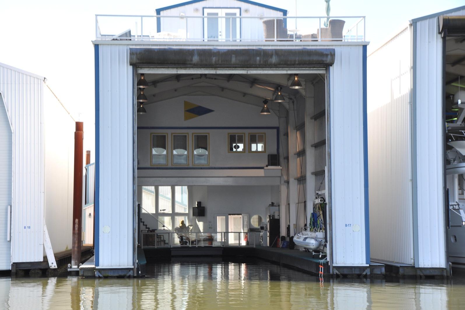 2004 Custom 103 Boat House