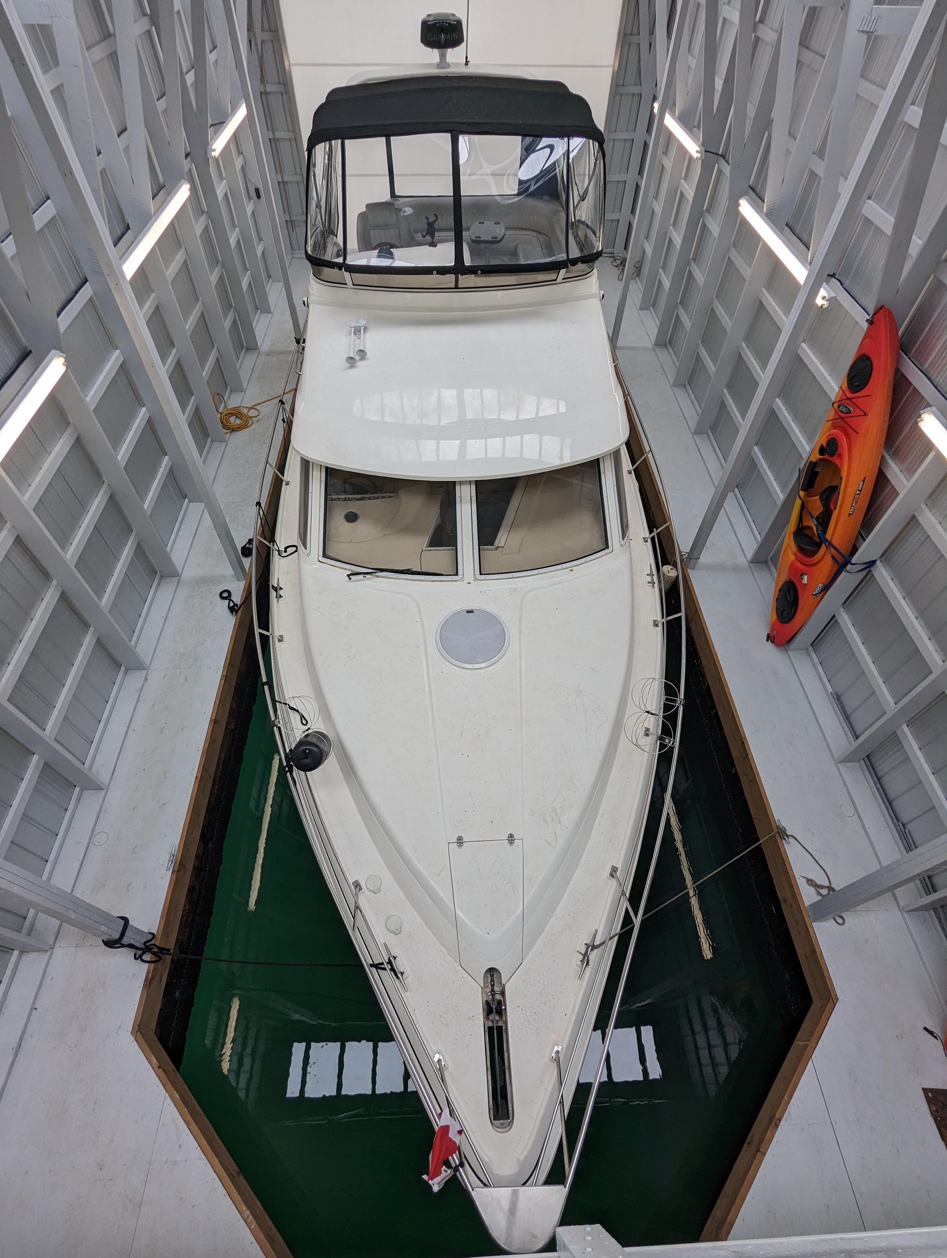 1999 Cruisers Yachts 3585 Flybridge