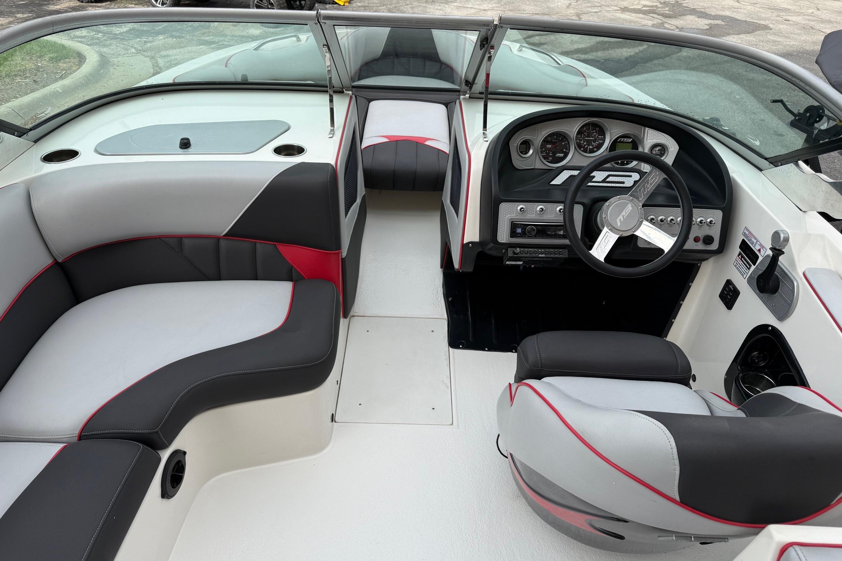 2014 MBSPORTS B523 23V boat interior with sleek seating and modern dashboard design.