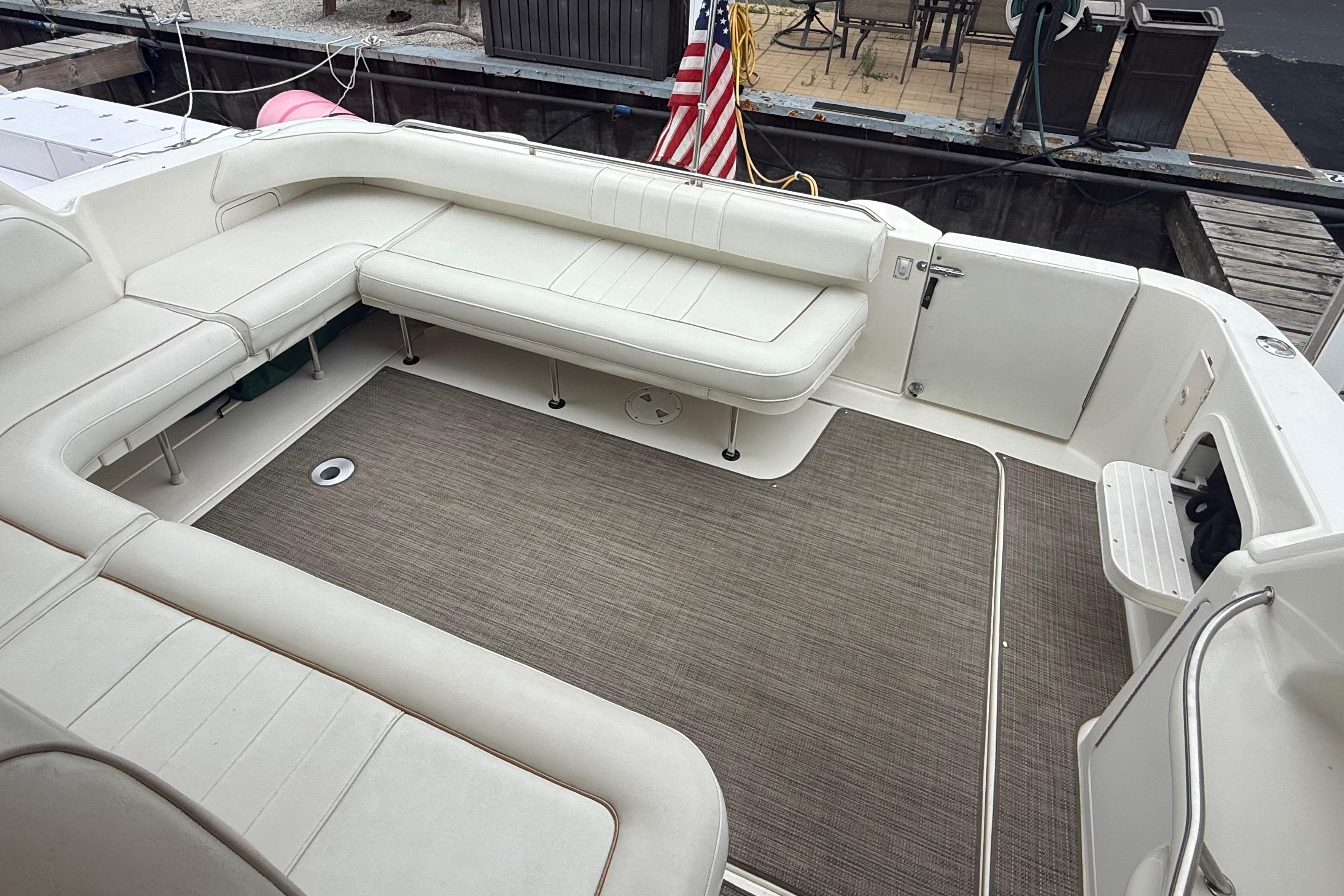 Spacious seating area on a 1998 Sea Ray Sundancer 400 yacht deck.