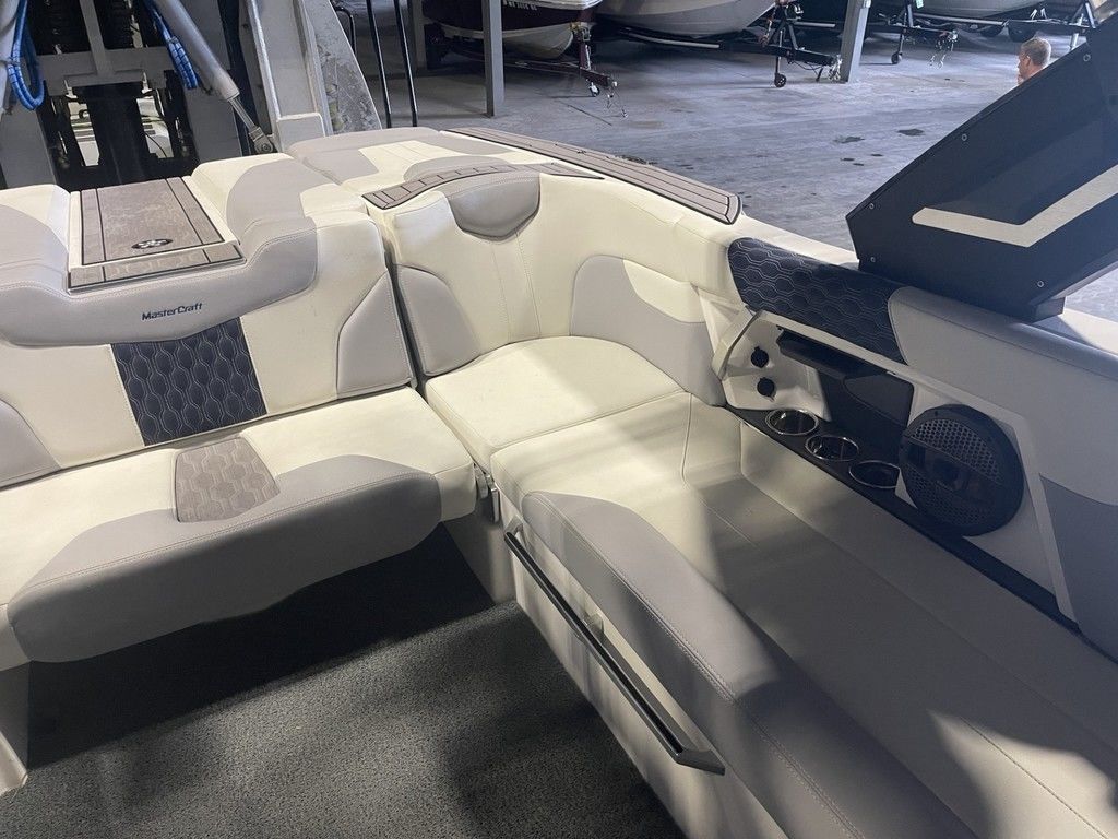 2023 MasterCraft XT22 - 11