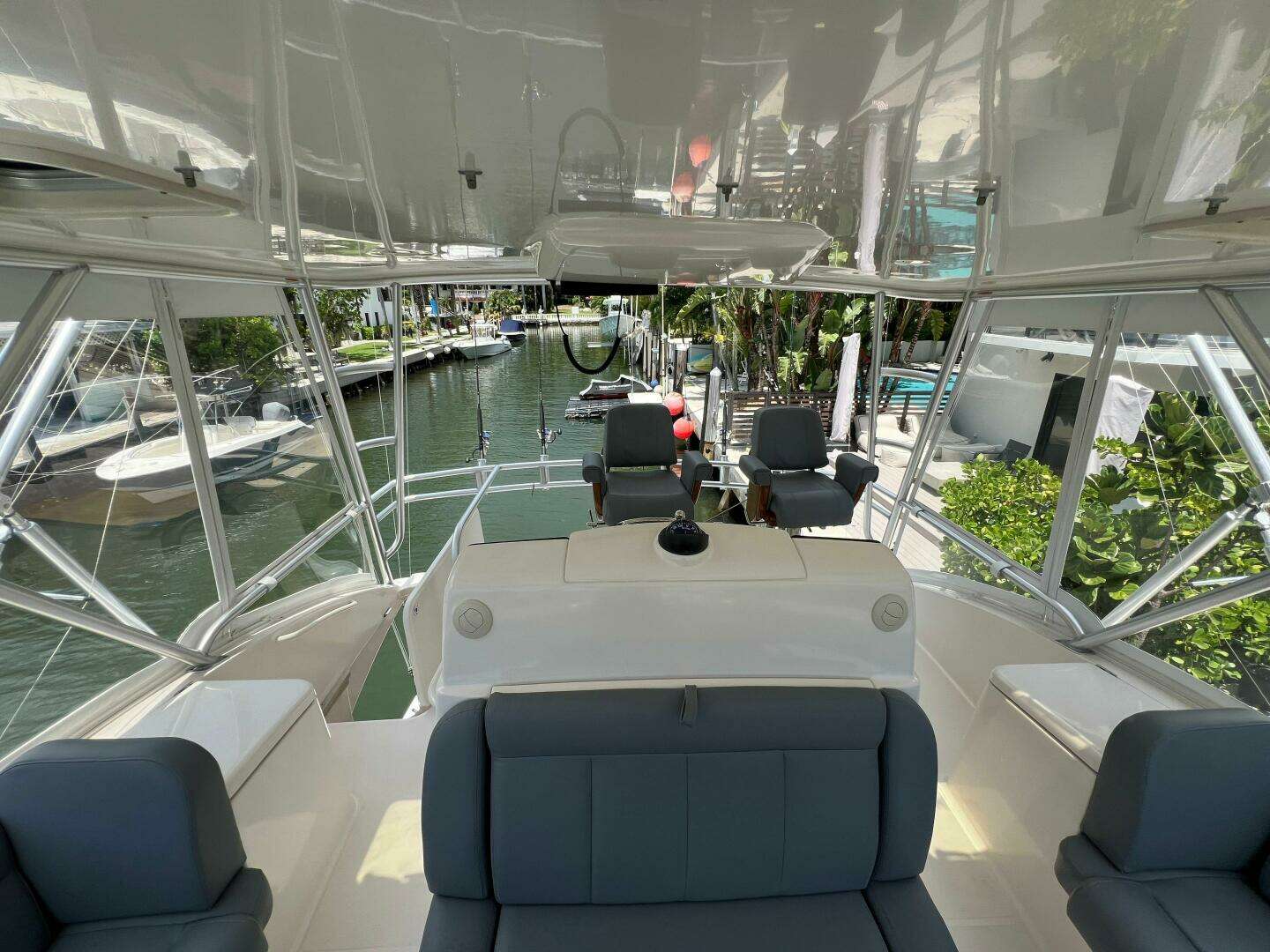 2015 Tiara Yachts 48 Convertible - Image 12
