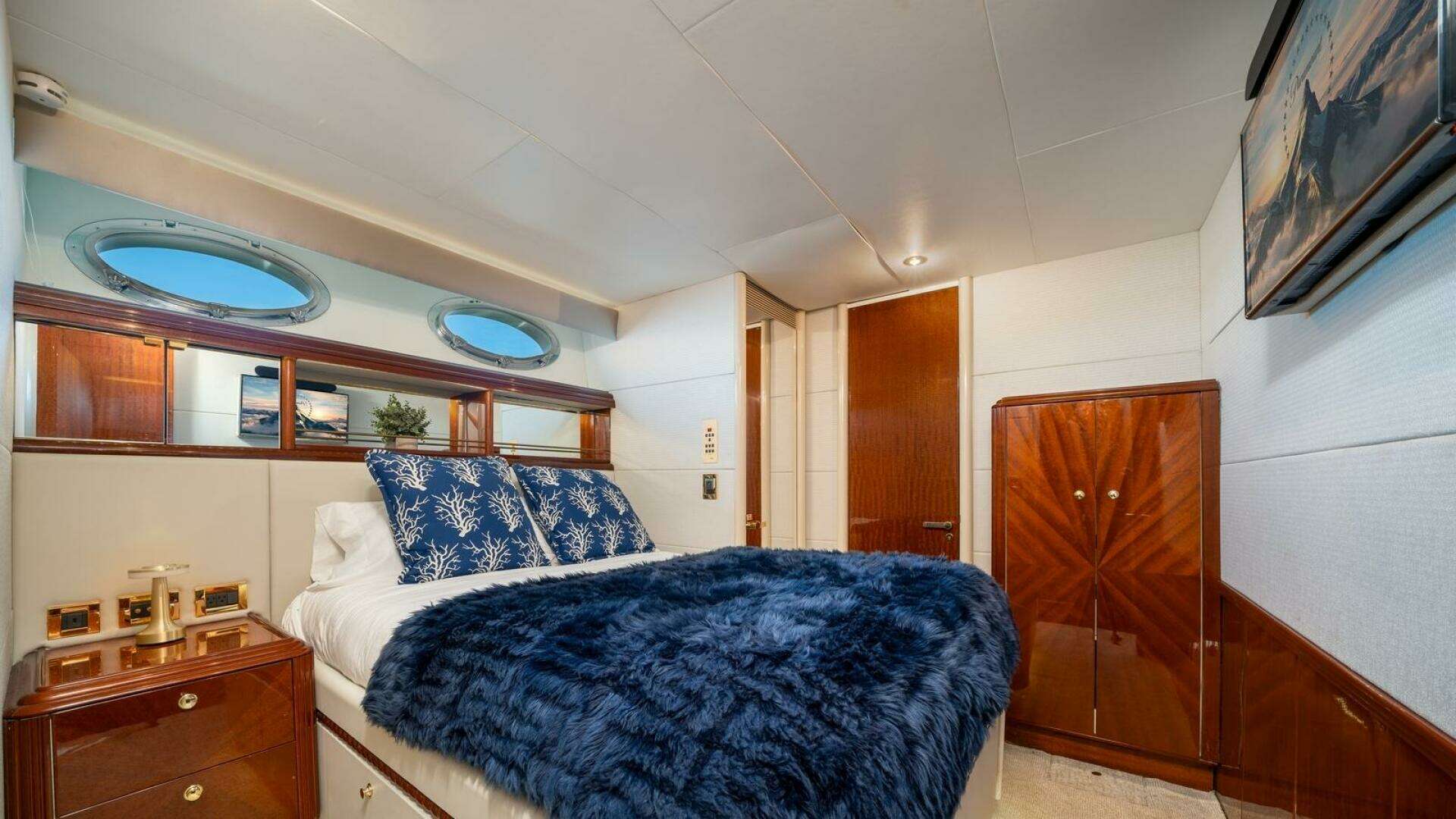 2002 Lazzara Yachts — - Image 20