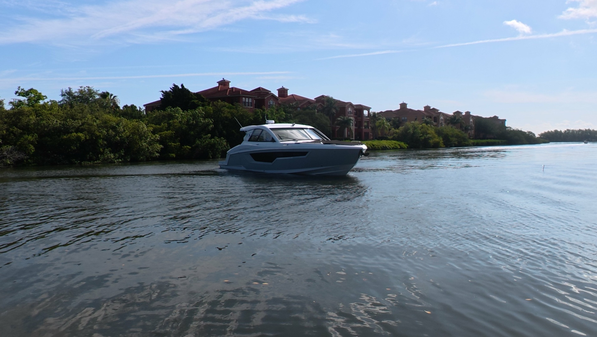 2026 Cruisers Yachts 50GLS OB - Image 9