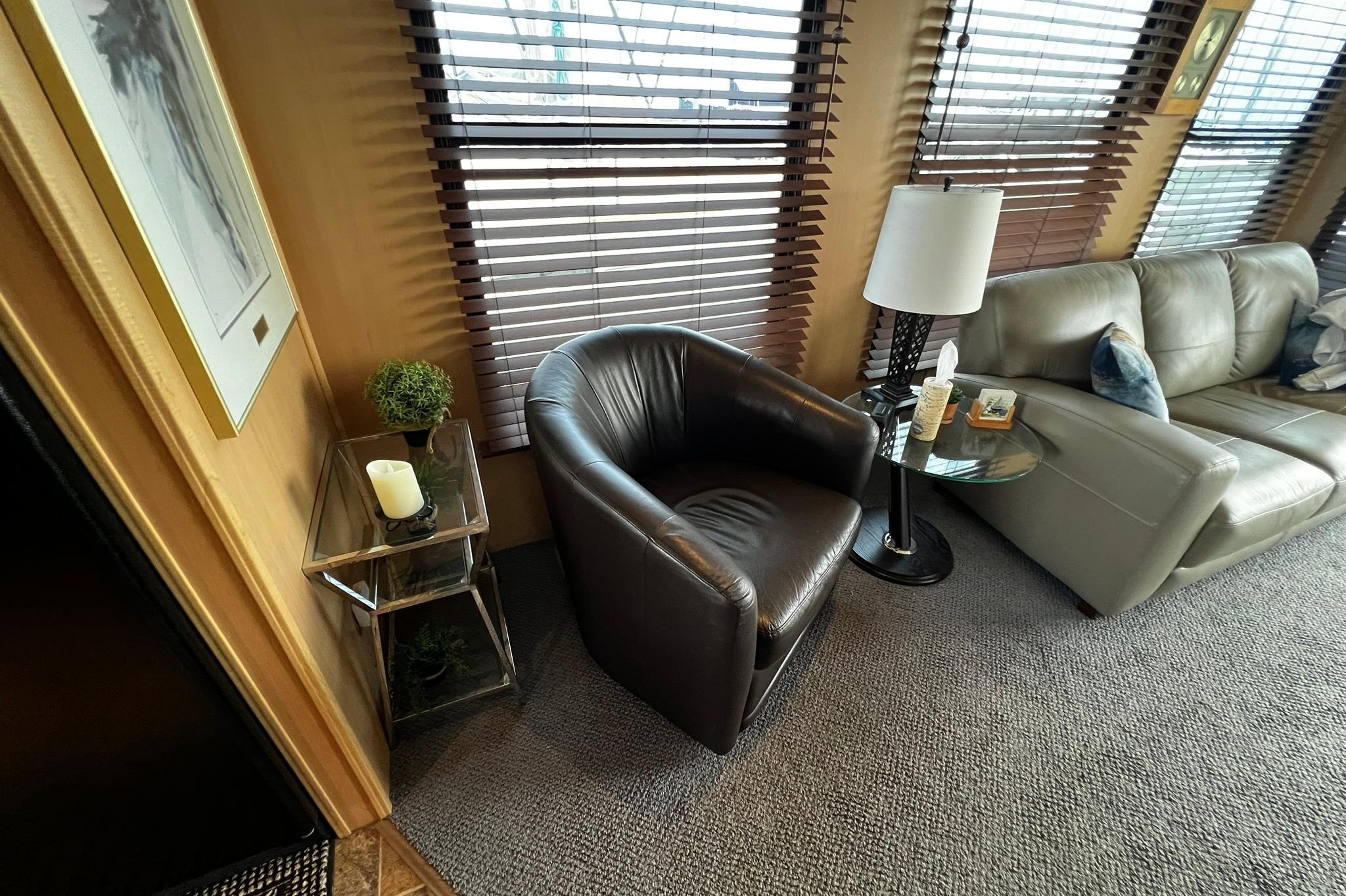 Luxurious interior of 2010 Skipperliner 480 Flybridge with leather seating and elegant decor.