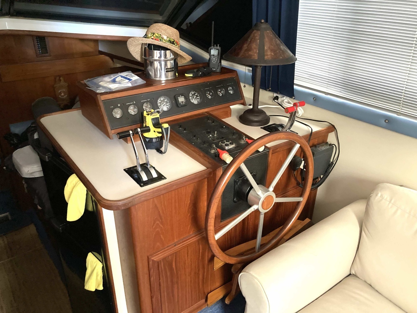 1989 Carver 3807 - Image 21