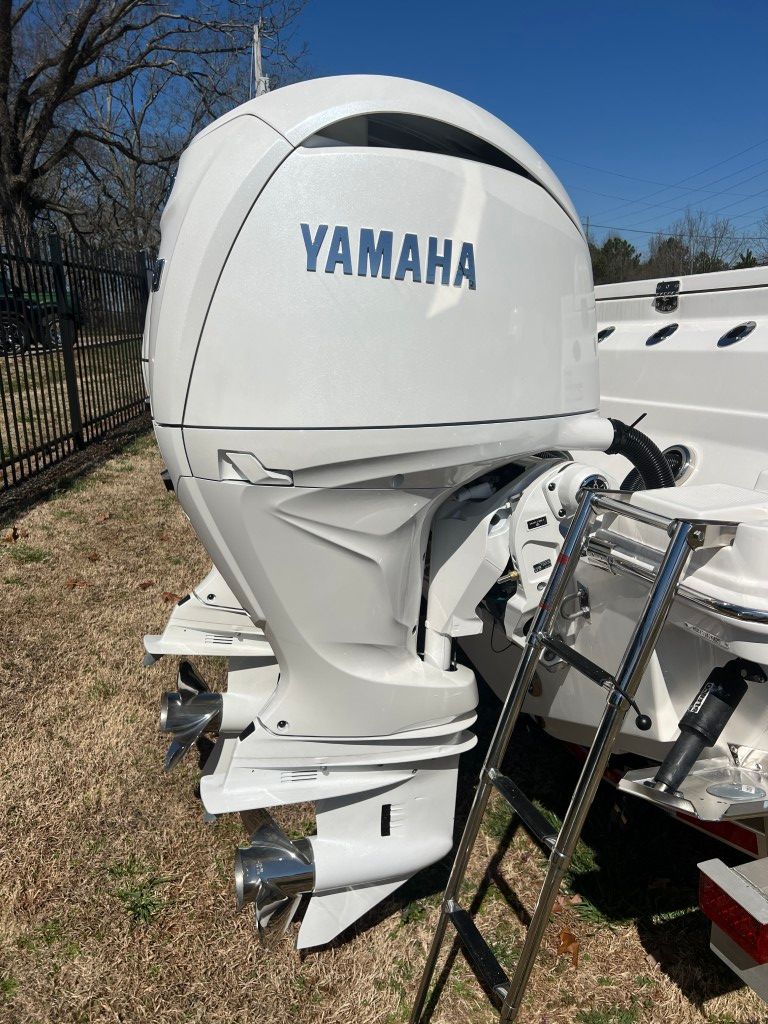 2025 Robalo 250 Center Console - 24
